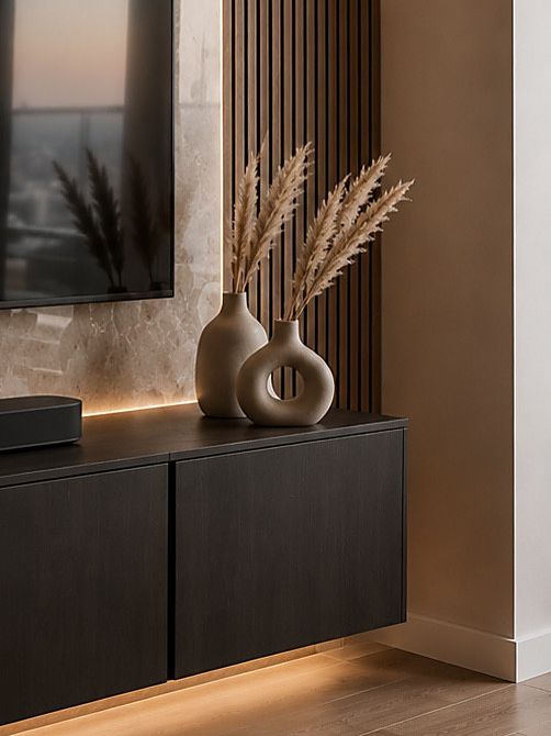 Keramieken vazen met droogbloemen voor een verlichte marmeren wand met houten lamellen